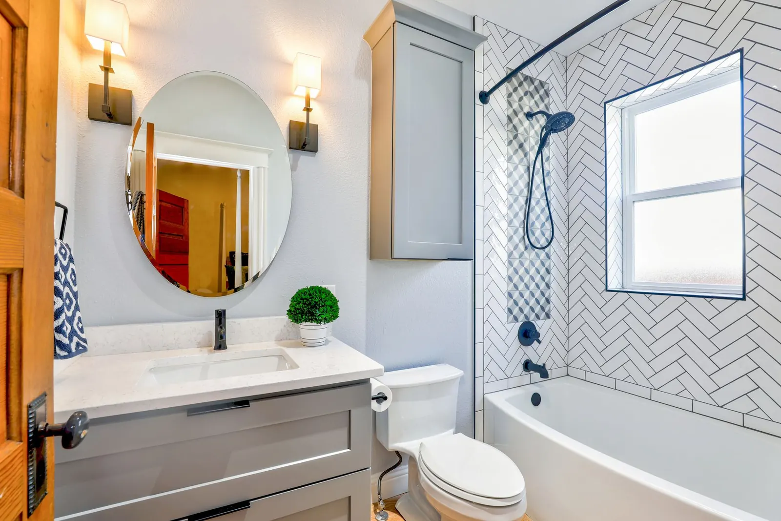 Beyaz ve sade bir banyo. Temsili görsel.