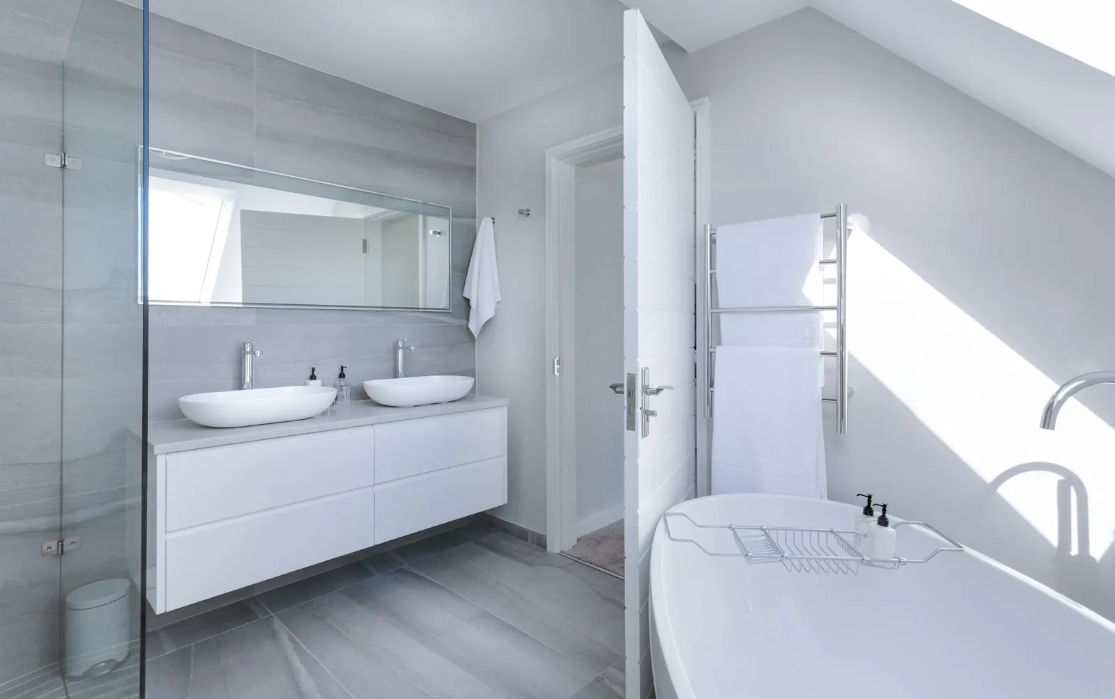 Beyaz lavabolu modern bir banyo. Temsili görsel.