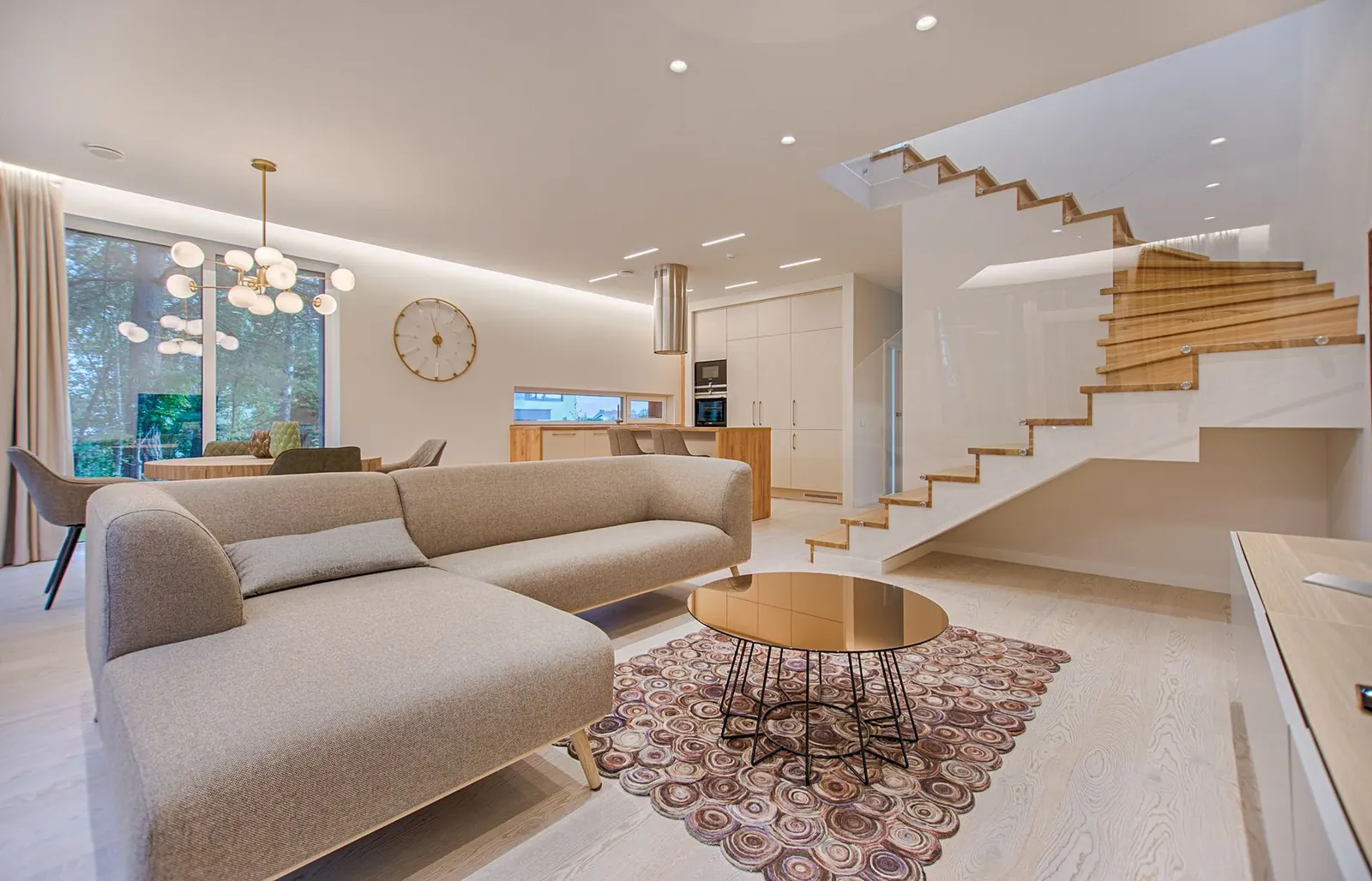 Açık tonlu, modern bir salon. Temsili görsel.